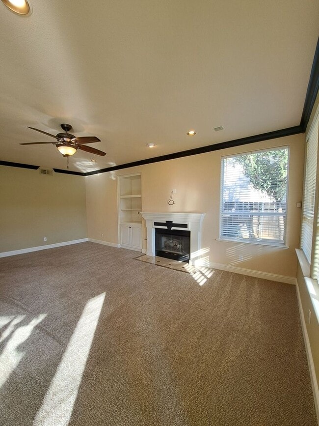 Building Photo - Spacious 5-Bedroom Fresno Home with Garage and Backyard!
