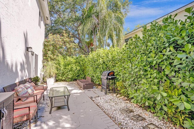 Building Photo - 9841 NW 9th Ct