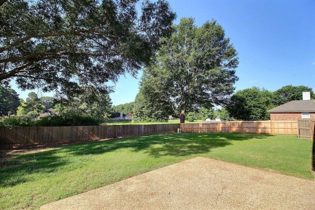 Building Photo - 383 E Valleywood Dr