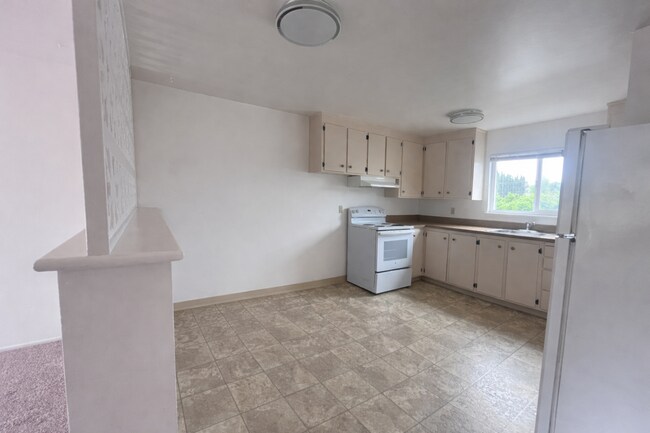 Building Photo - EBS T 1172-1176