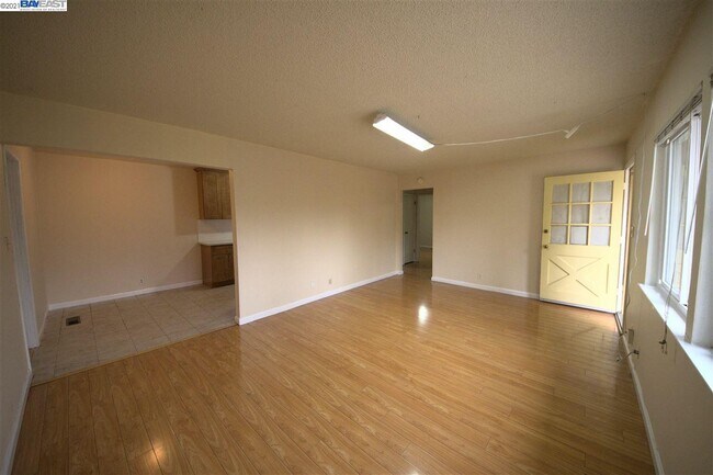 Building Photo - 1345 Kingfisher Way
