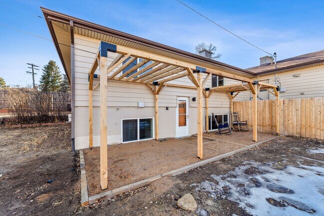 Building Photo - 1Bed/1Bath Apartment with HUGE Private Yard!