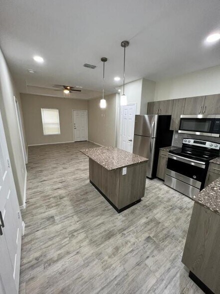 Building Photo - 5101 N Hiawatha Dr