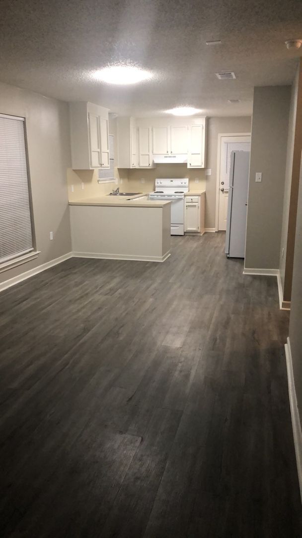 Building Photo - 2BR Units in Gonzales  $975