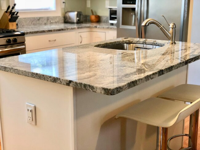 Building Photo - 17 The Strand