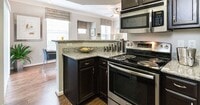 Building Photo - Convenient Location, Resort-Style Comfort!