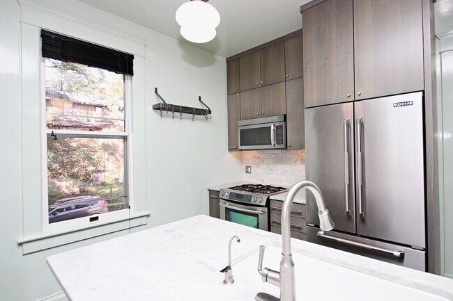 Building Photo - Historic North Downtown Residence with Modern Updates and Prime Location