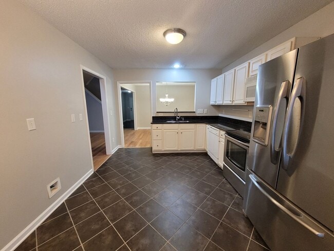 Building Photo - Great 2 Bedroom 2 Bath Townhouse