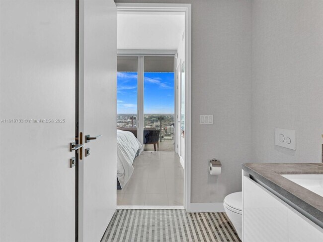 Building Photo - 700 NE 26th Terrace