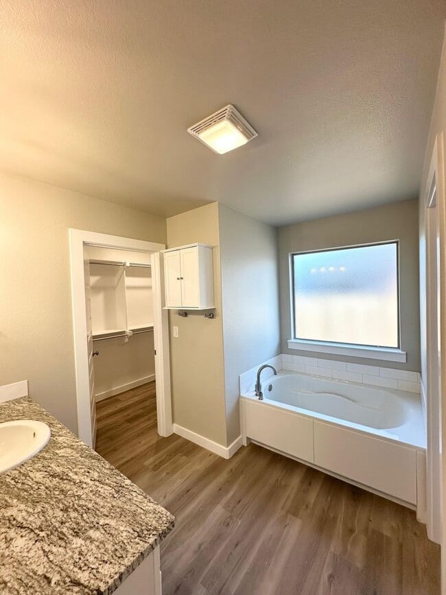 Building Photo - 3 Bed 2 Bath Ready to Rent!