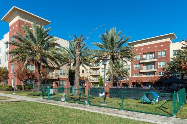 Building Photo - 8877 Lakes at 610 Dr