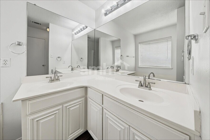 Building Photo - 8551 Western Meadows Dr