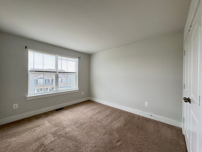 Building Photo - Charming 4 Bedroom/3.5 Bathroom in New WIn...