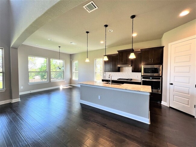 Building Photo - Georgeous 5-Bedroom in the Three Points Community