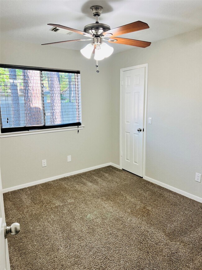 Building Photo - 75 E Village Knoll Cir