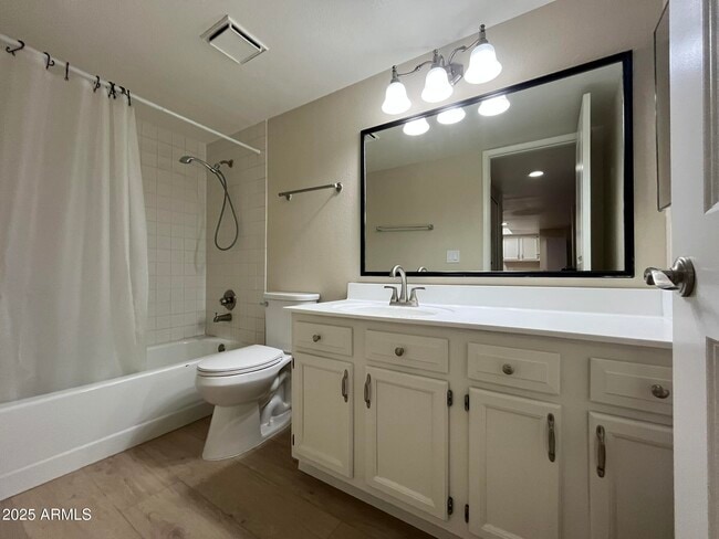 Building Photo - 850 S River Dr