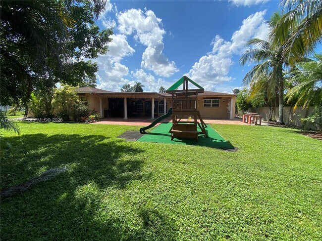 Building Photo - 490 Bonaventure Blvd