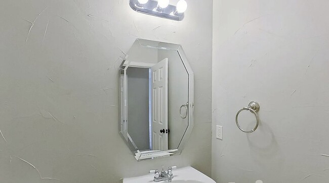 Building Photo - Charming 4-Bedroom Home with Modern Comforts & Spacious Living