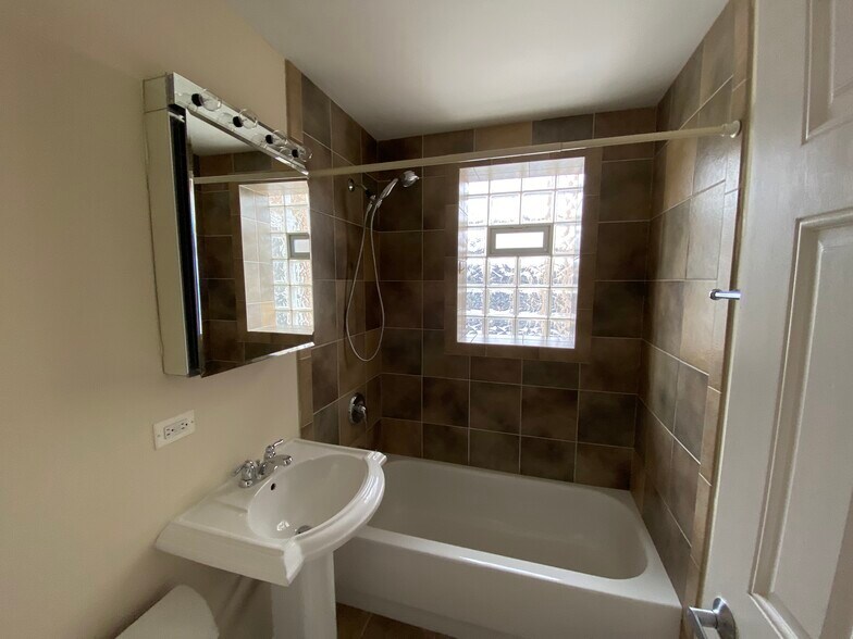 Building Photo - 3246 N Clifton Ave