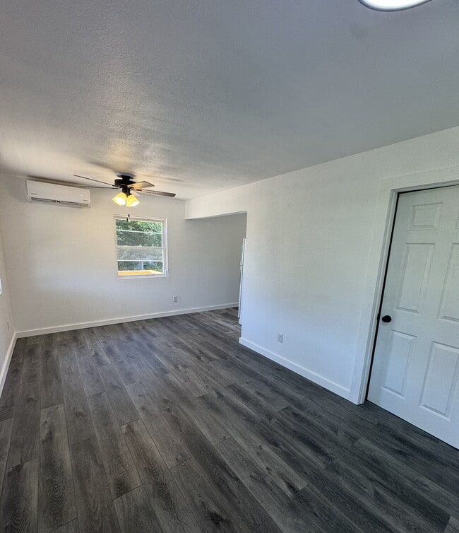Building Photo - Newly Renovated Duplex In Forsyth!