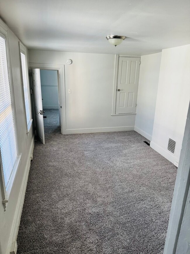 Building Photo - 328 W King St