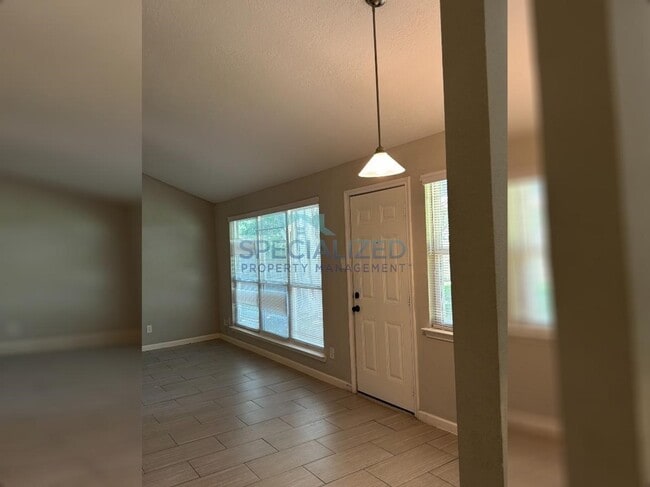 Building Photo - 2810 Pinewood Dr