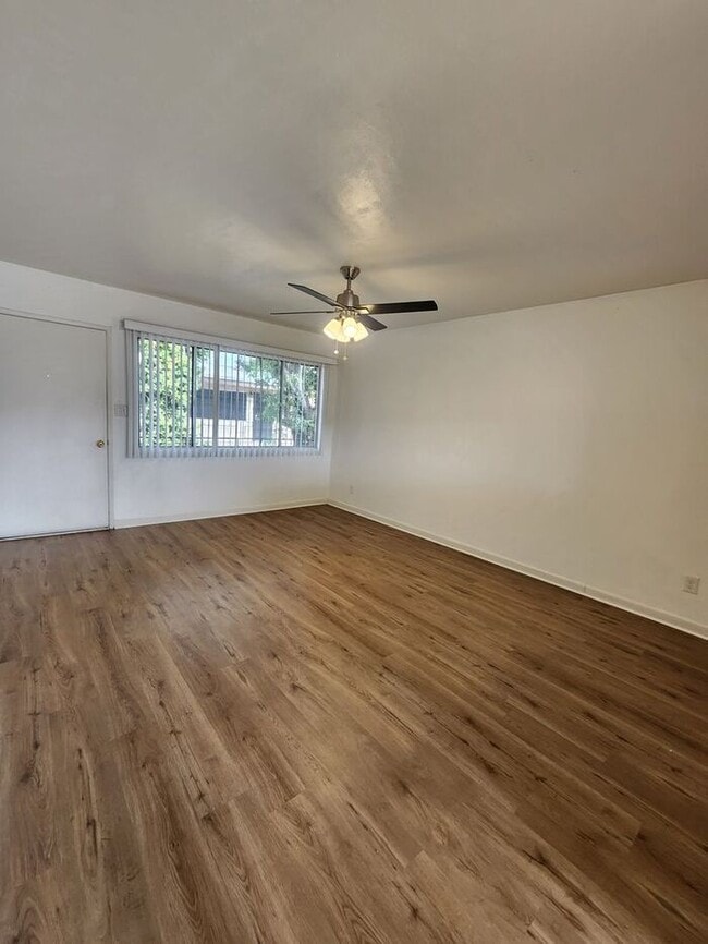 Building Photo - HOLIDAY SPECIAL-1 Month Free !SPACIOUS 2BR/1BA Unit with private Balcony.