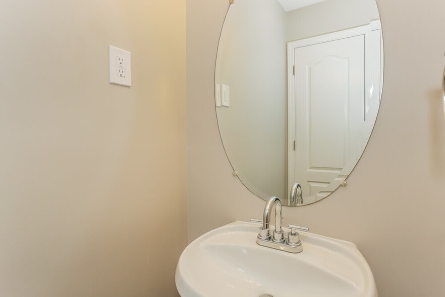 Building Photo - 5701 Castlebrook Dr
