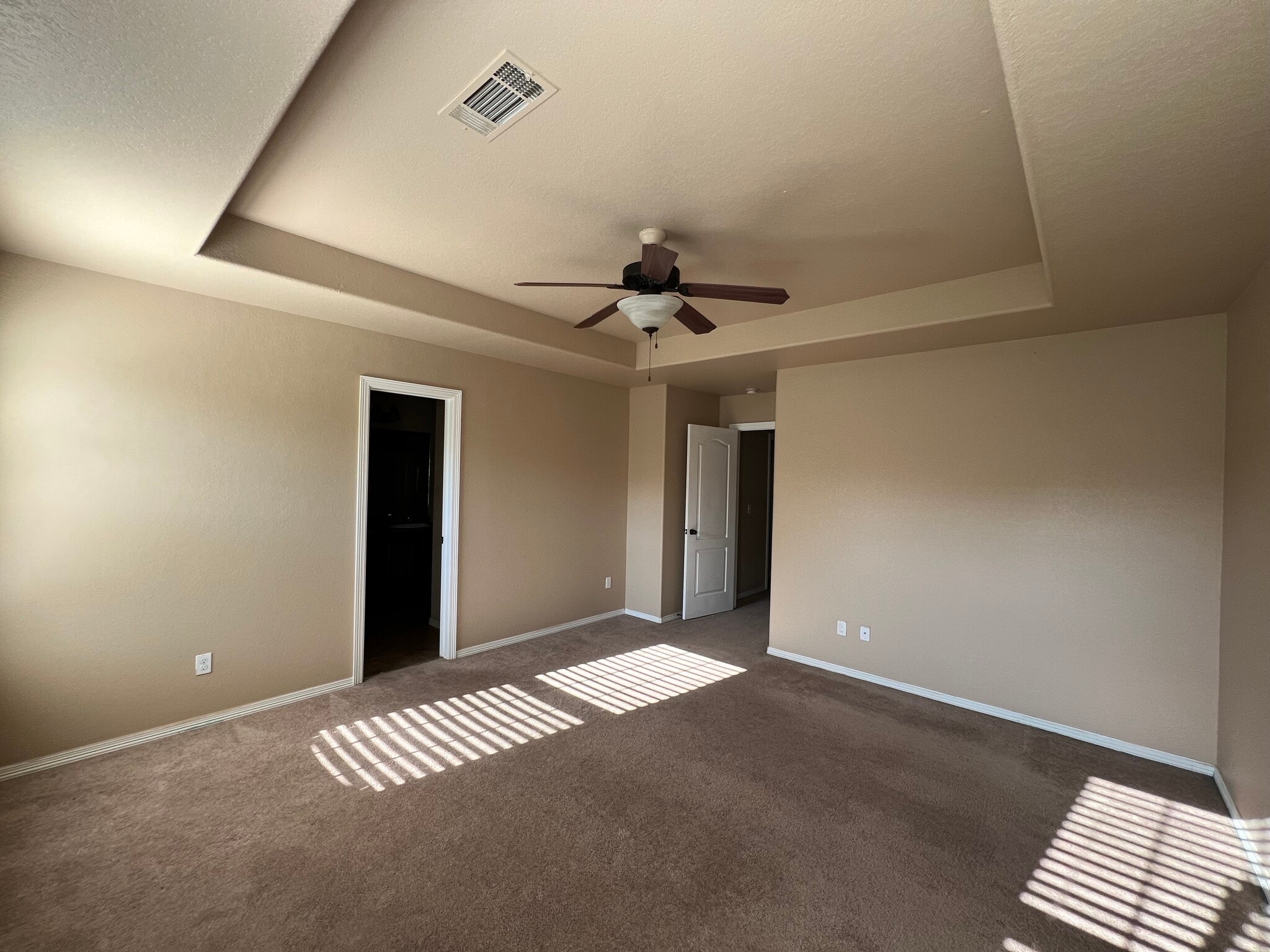 Building Photo - 210 Willow Dr