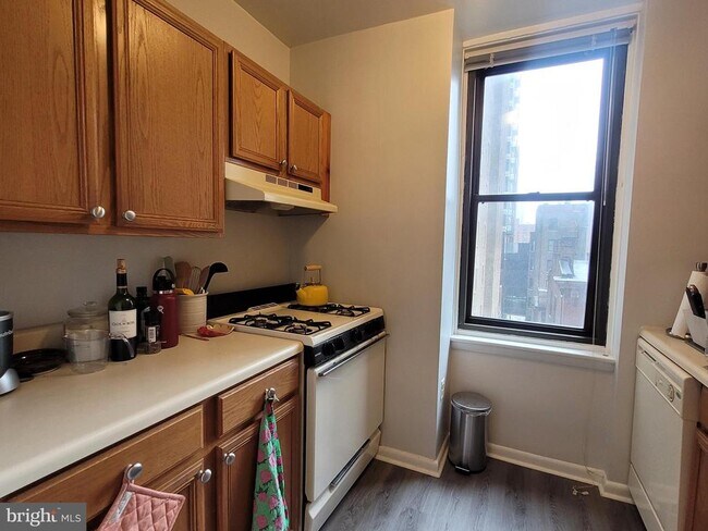 Building Photo - 135 S 19th St