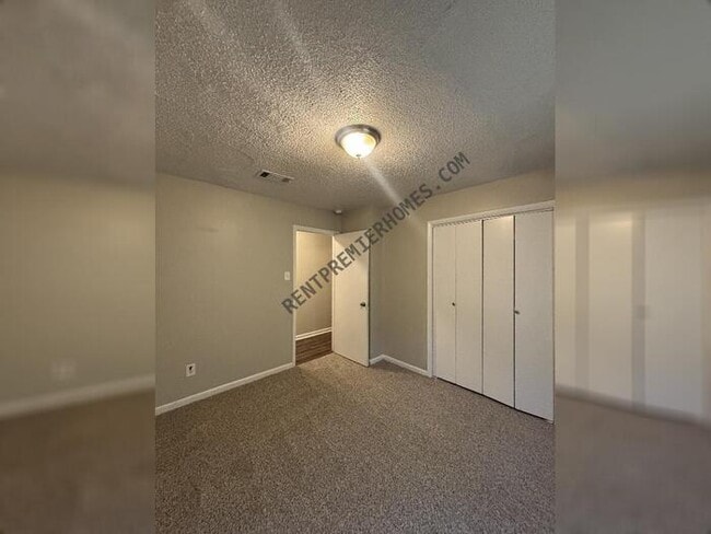Building Photo - 2221 Dorchester Dr