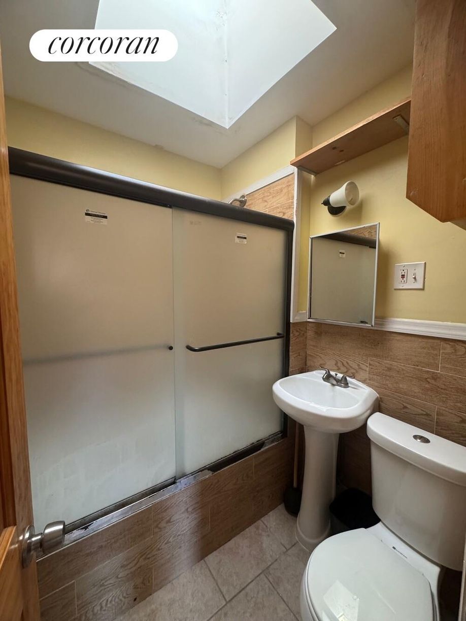 Building Photo - 741 Crown St