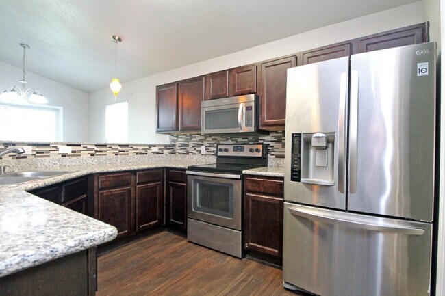 Building Photo - Coming 10/17 – 3BR/2BA with Fenced Yard in...