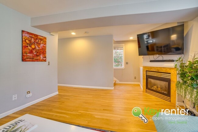 Building Photo - Beautifully Renovated 3 Bed Townhome in Prime North Seattle Location