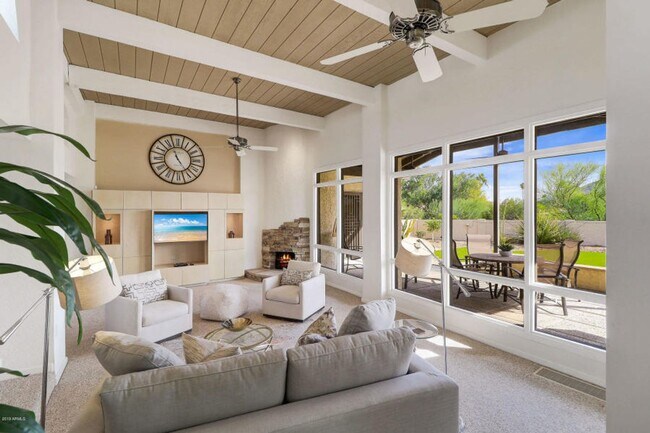 Building Photo - Beautiful 5 bed/4 bath + Den in Desirable Paradise Valley