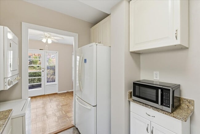 Building Photo - Condo in Parkfairfax community