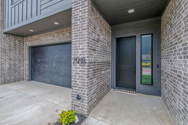 Building Photo - Brand new 4/4.5 Townhome