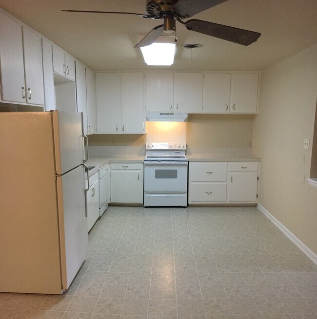 Building Photo - 2 WEEKS FREE RENT + $1,295 - Country living in the heart of Copperas Cove!