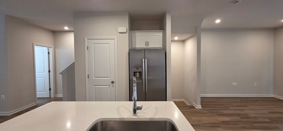 Kitchen - Stainless Steel Appliances - 351 Presidents Pointe Ave