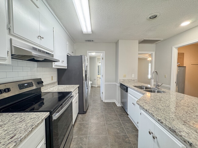 Building Photo - 8 Clayton Ln