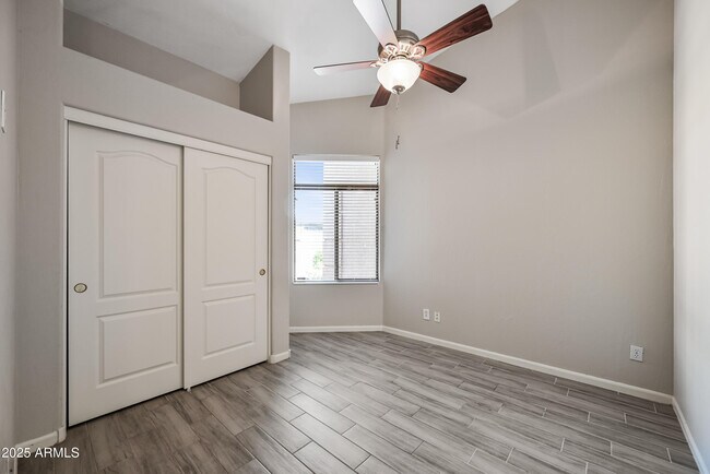 Building Photo - 6937 E Paradise Ln