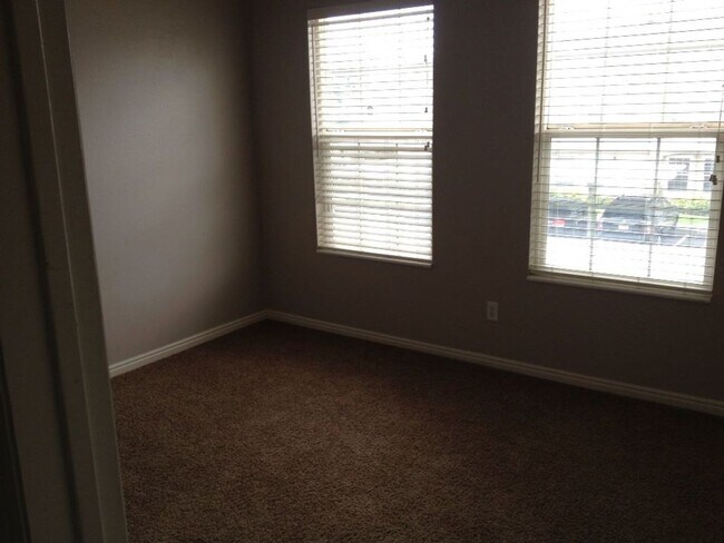 Building Photo - Beautiful Townhome in Orem with 2 master b...