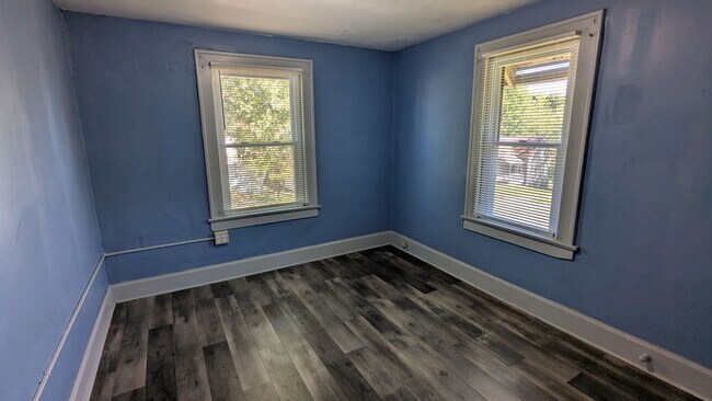 Building Photo - 4-Bedroom, 1-Bathroom Single Family Home f...