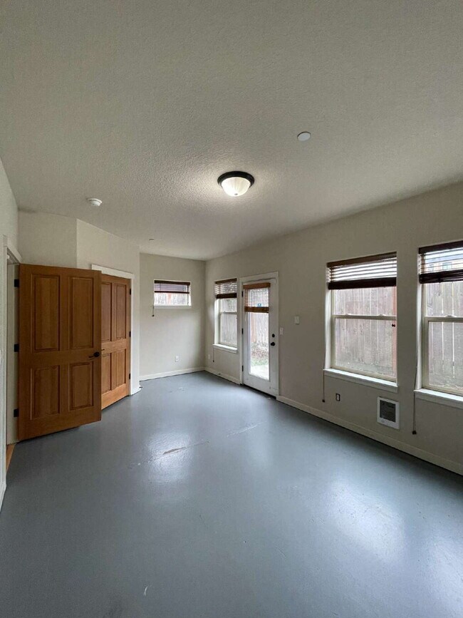 Building Photo - 1 Bedroom, 1 Bathroom Condo with Modern Kitchen and Hardwood Floors