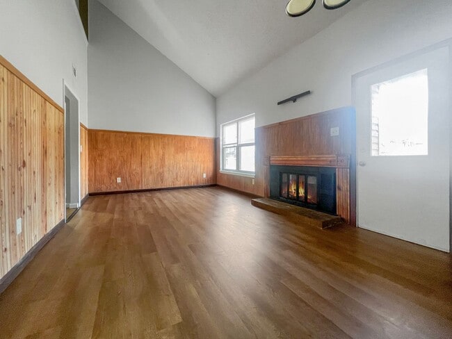 Building Photo - Santa Fe Cr.