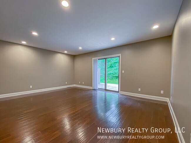 Building Photo - 147 Banksville Pl