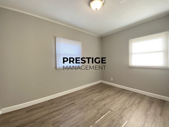 Building Photo - Updated 2 Bedroom in Gary