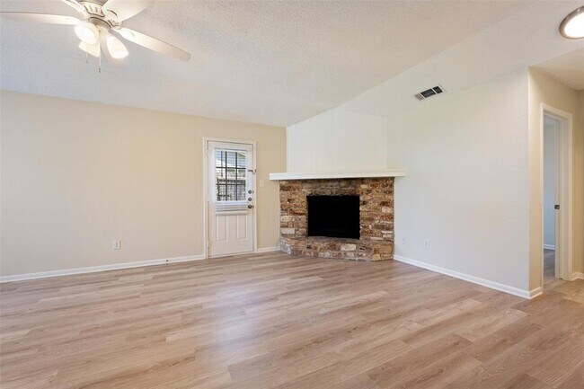 Building Photo - 608 Country Aire Dr