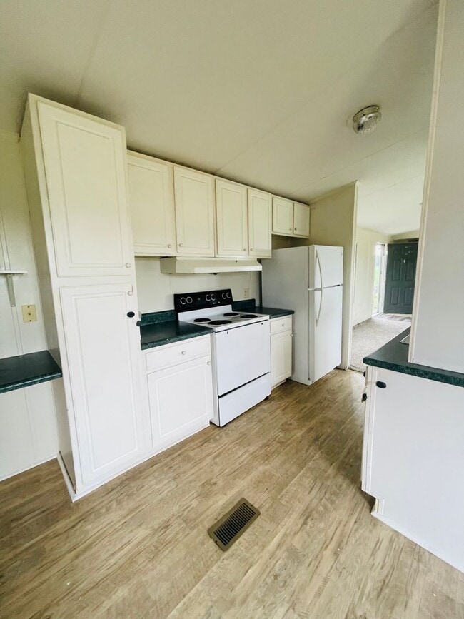 Building Photo - 2 BR, 2 BA Singlewide in Great Location in Pikeville!