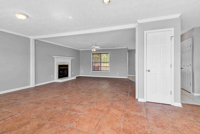 Building Photo - 302 Altavista Loop